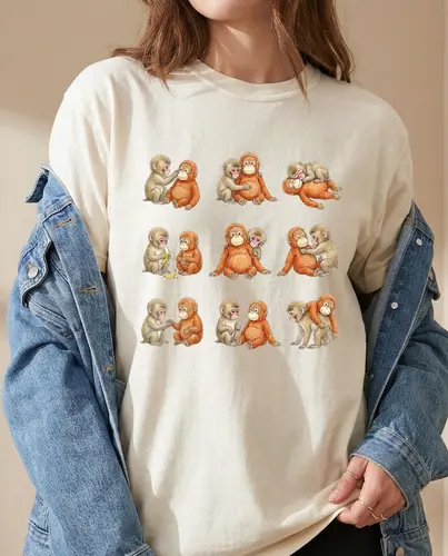 Imagen 2 del producto Camiseta Punch Monkey con diseño de mono bebé sosteniendo un peluche