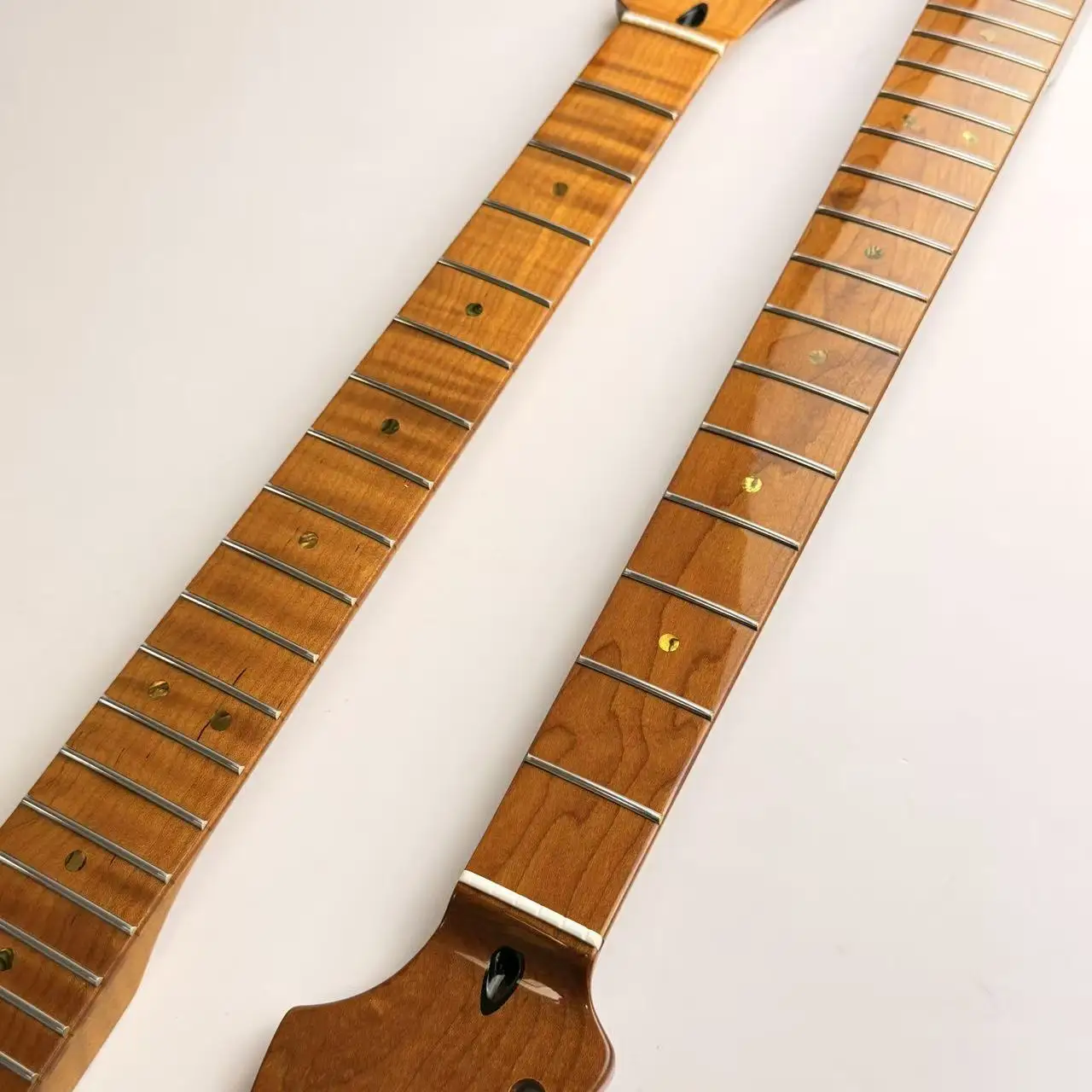 ST/TL-Style Gerösteter Flammenahorn-Gitarrenhals 22 Bünde Hochglanz-Finish Tele E-Gitarren-Hals Ersatzteil DIY-Zubehör – Detail 5