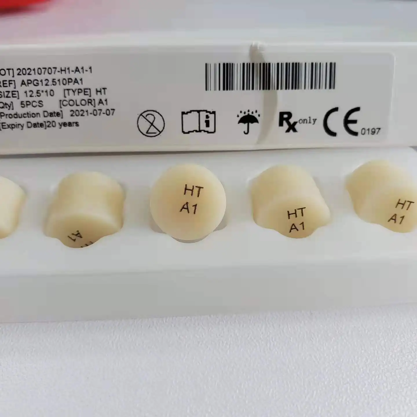 A restauração estética imediata dos folhetos do laboratório dental segue o disiliciatefor do lítio da imprensa padrão do ce/iso