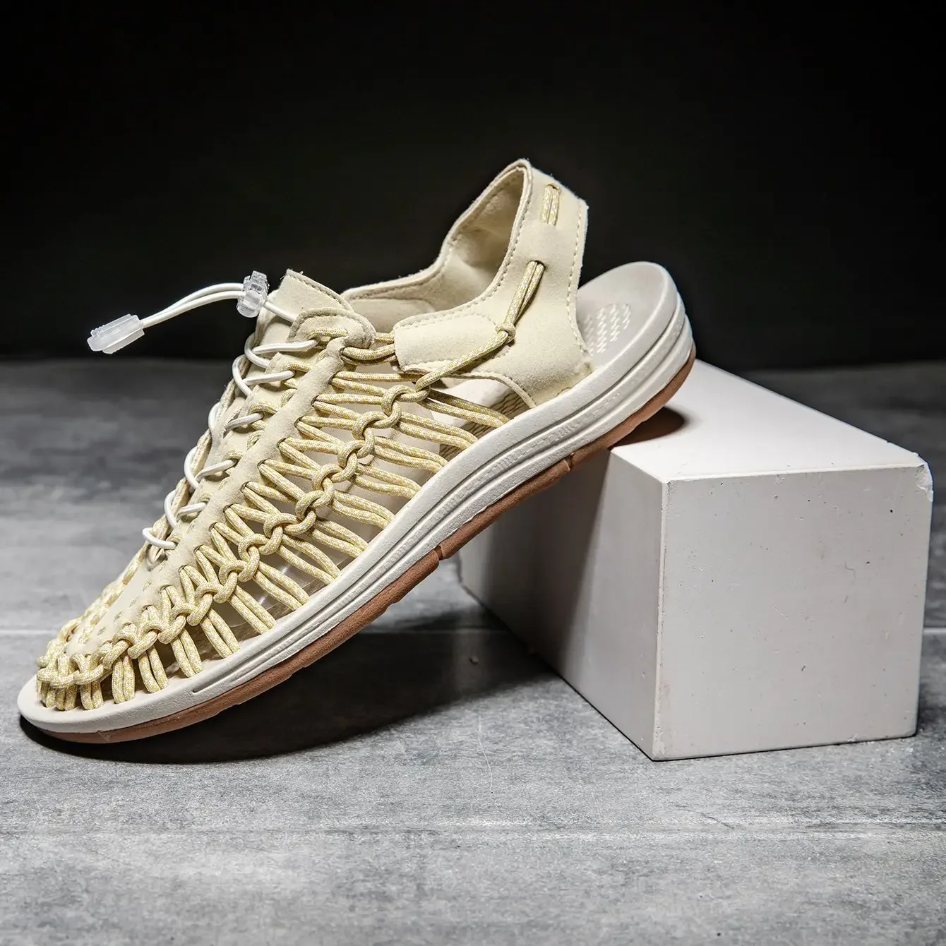 

Пляжная обувь для мужчин Плетение Евы на месте в Добро пожаловать. Тенденция 202. Дизайнерская скидка. Цвет с открытым носком. Высокое качество. Новый дизайн. Мужские сандалии.