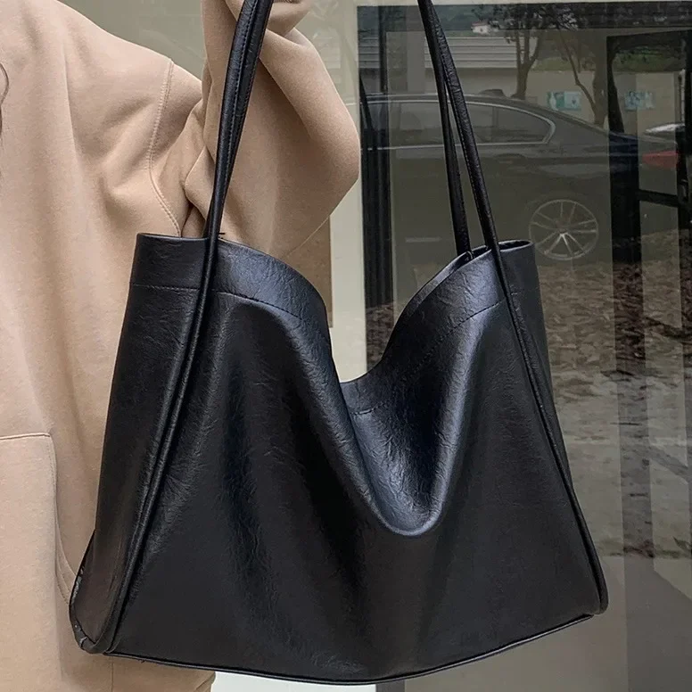 

New soft leather large-capacity tote handbag, niche design shoulder armpit bag, class commute