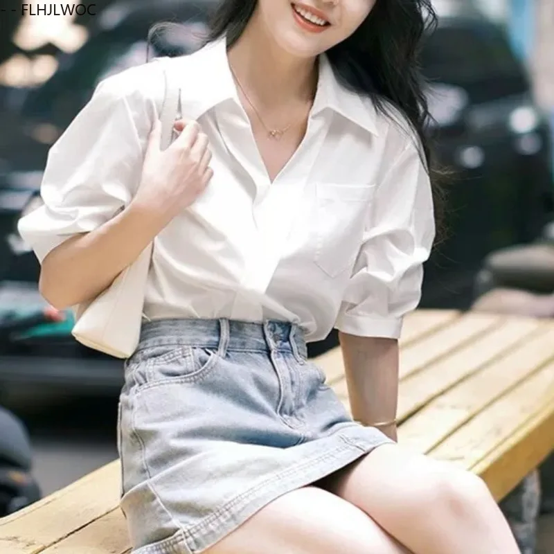 Office Lady Basics เสื้อสีฟ้าสีขาวออกแบบใหม่ผู้หญิงฤดูร้อนทํางาน V คอเสื้อปุ่มภาษาฝรั่งเศสคําออกแบบสัมภาษณ์เสื้อ