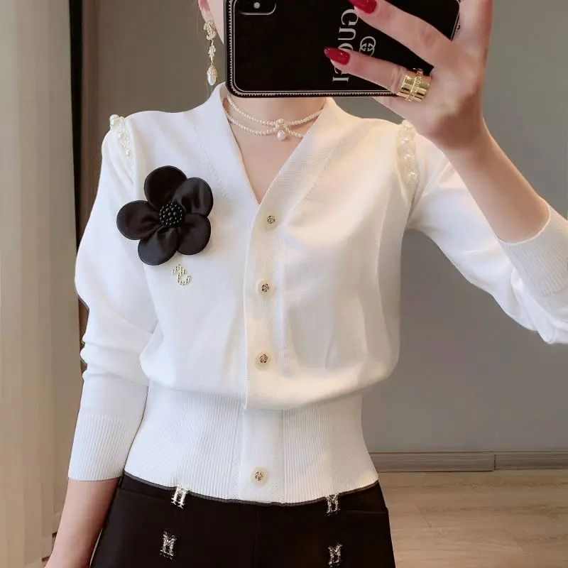 Autumn Women\'s Fashion Solid Color Small Flower Button Pearl V-Neck Long Sleeve Short Top Loose and Comfortable Versatile Knit