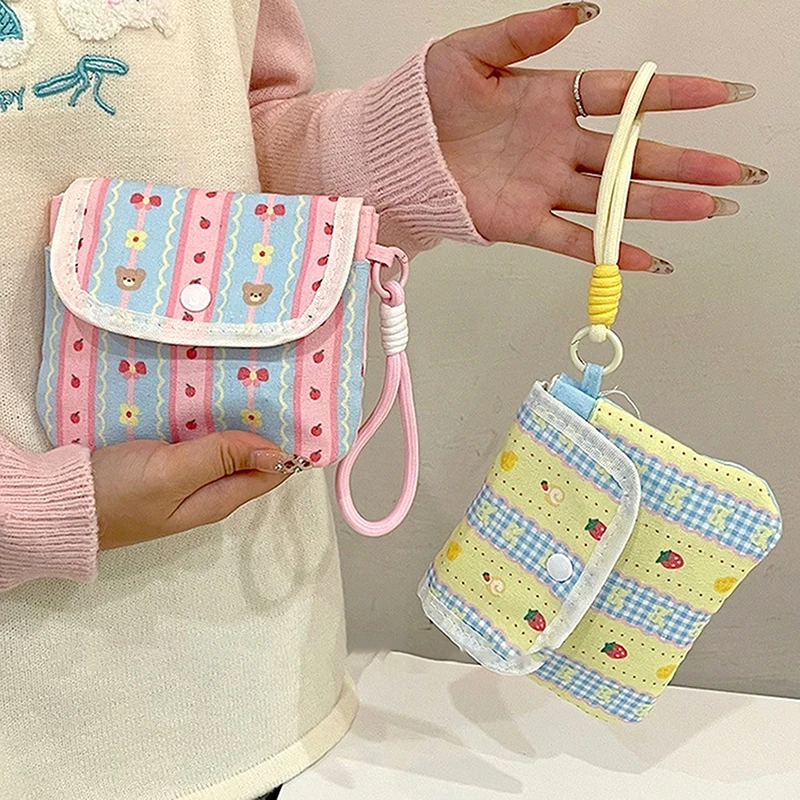 Шикарная мини-косметичка ярких цветов для студенток с клубничным брелоком для хранения монет.