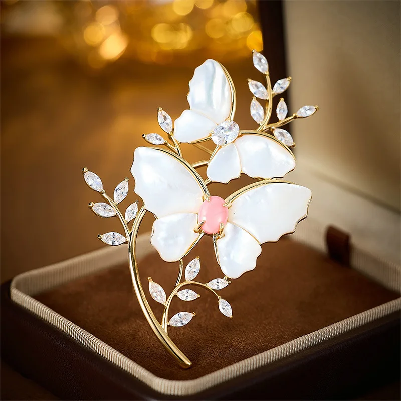 

The high-end and niche Queen Butterfly brooch is a luxurious, elegant and high-end brooch accessory
