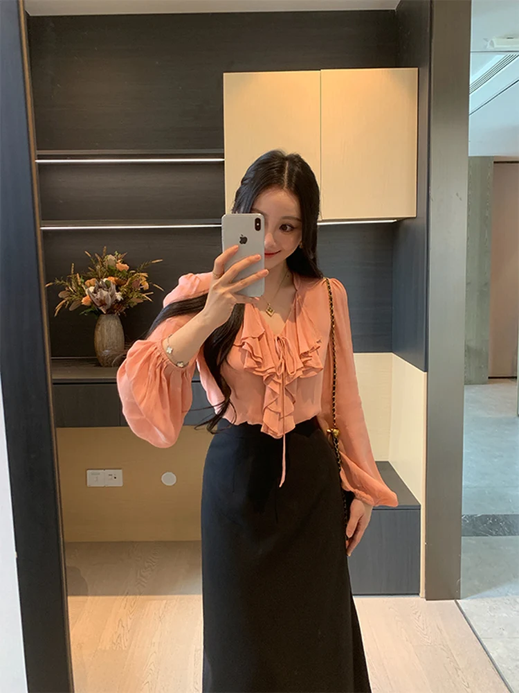 

Весенний комплект: элегантная женская блузка с V-образным вырезом и юбка с высокой талией, утягивающая фигуру, с длинными рукавами, цветочным кружевом и декоративным подолом, состоящий из двух предметов.