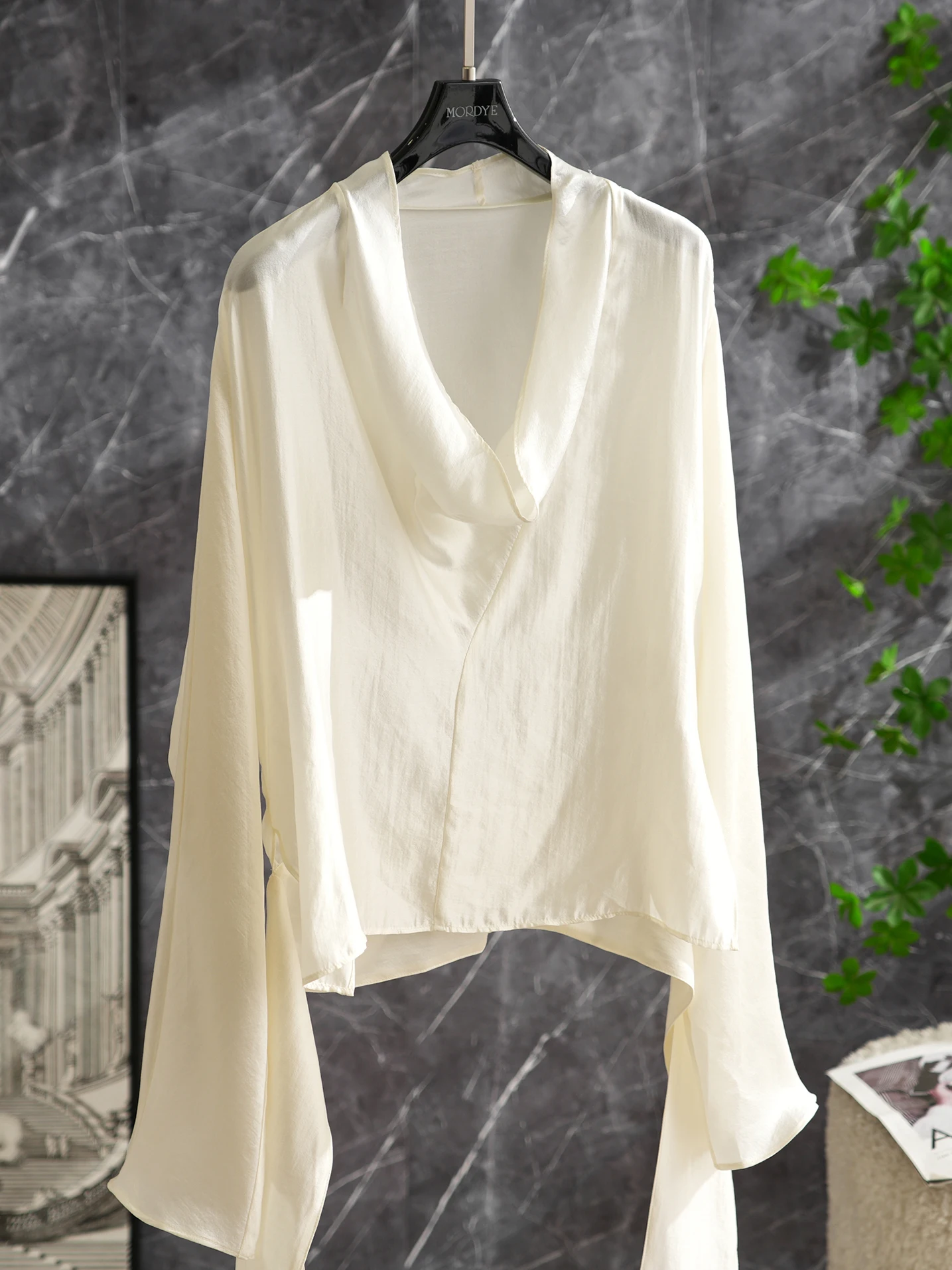 

Летняя шелковая блузка из Таншаня с длинным рукавом, асимметричным дизайном, V-образным вырезом и рукавами-колокол, оригинальный дизайн, женский топ