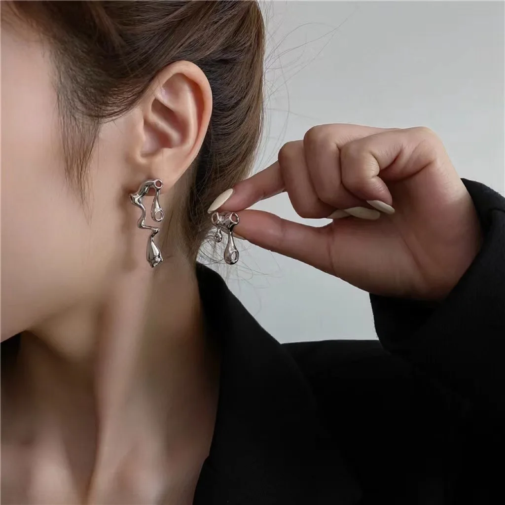 Korean Fashion Gothic Metal Fluid Asymmetric Dangle Earrings for Women Vintage Design Hip Hop Earrings Party Jewelry Whole sale