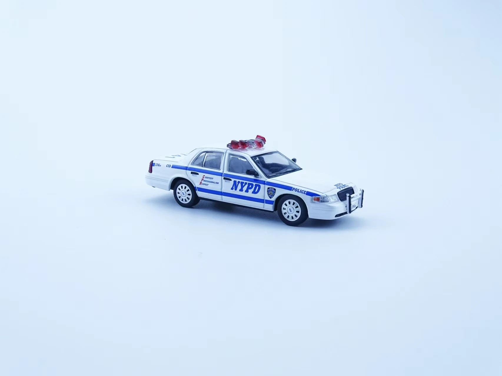 596 1/64 NYPD Victoria Crown CV سيارة شرطة عضلية أمريكية نموذج سيارة عتيقة مصنوع من خليط معدني