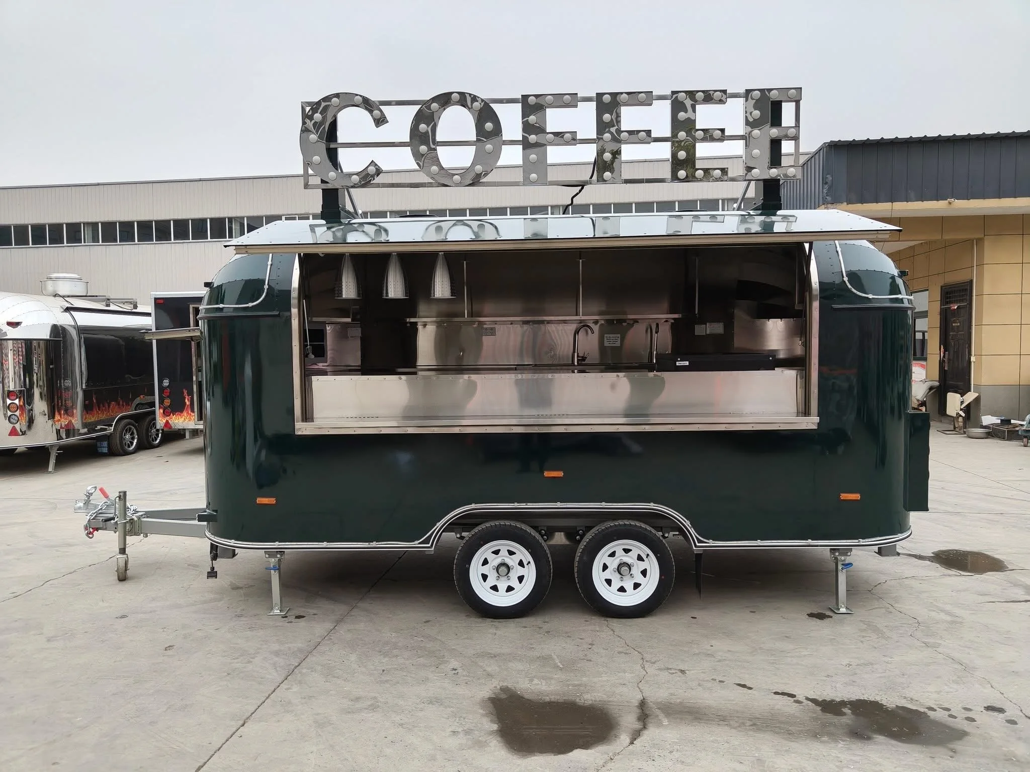 

Фудтрак-кафе: кофе, соки, коктейли, мороженое, пицца. Мобильная кухня, кейтеринг-прицеп, полностью оборудован.