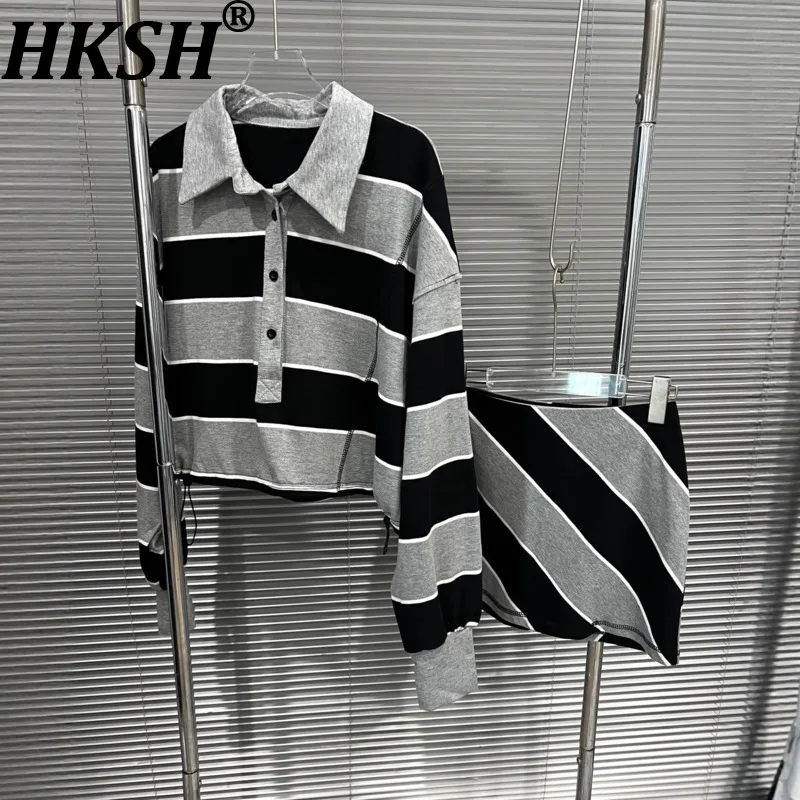 

HKSH комплект из двух предметов для женщин, осенние новые топы с отложным воротником в полоску и длинными рукавами в консервативном стиле, стильные шикарные короткие юбки HK10748