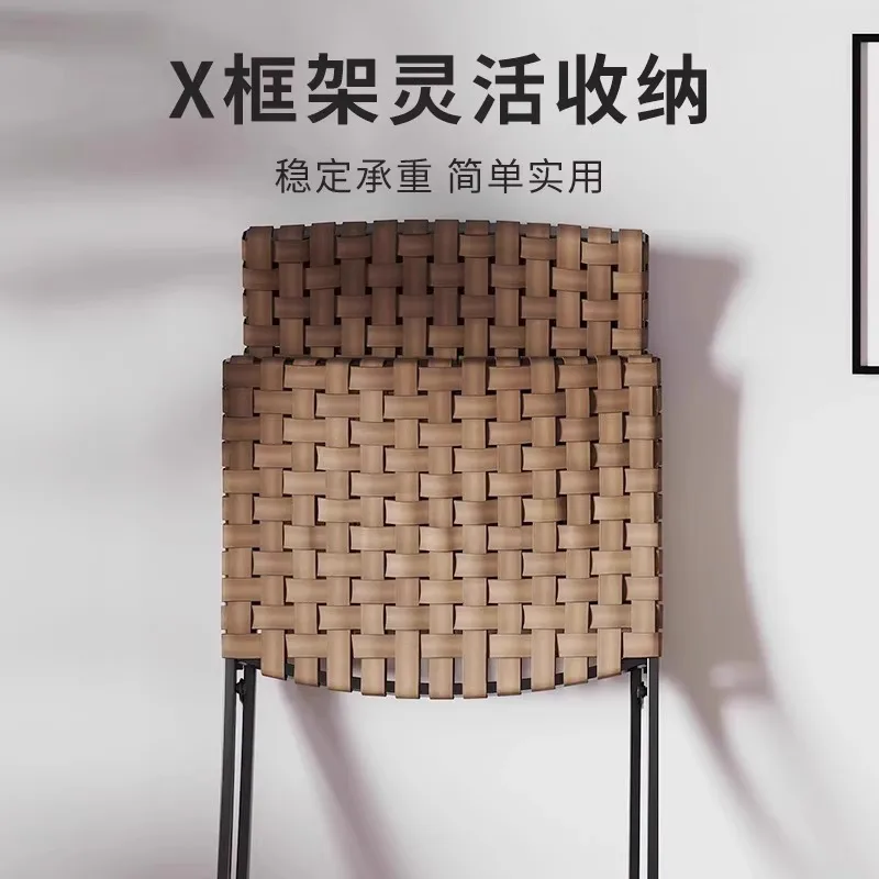 Combinação simples de sofá, mesa e cadeira de vime para exterior e casual