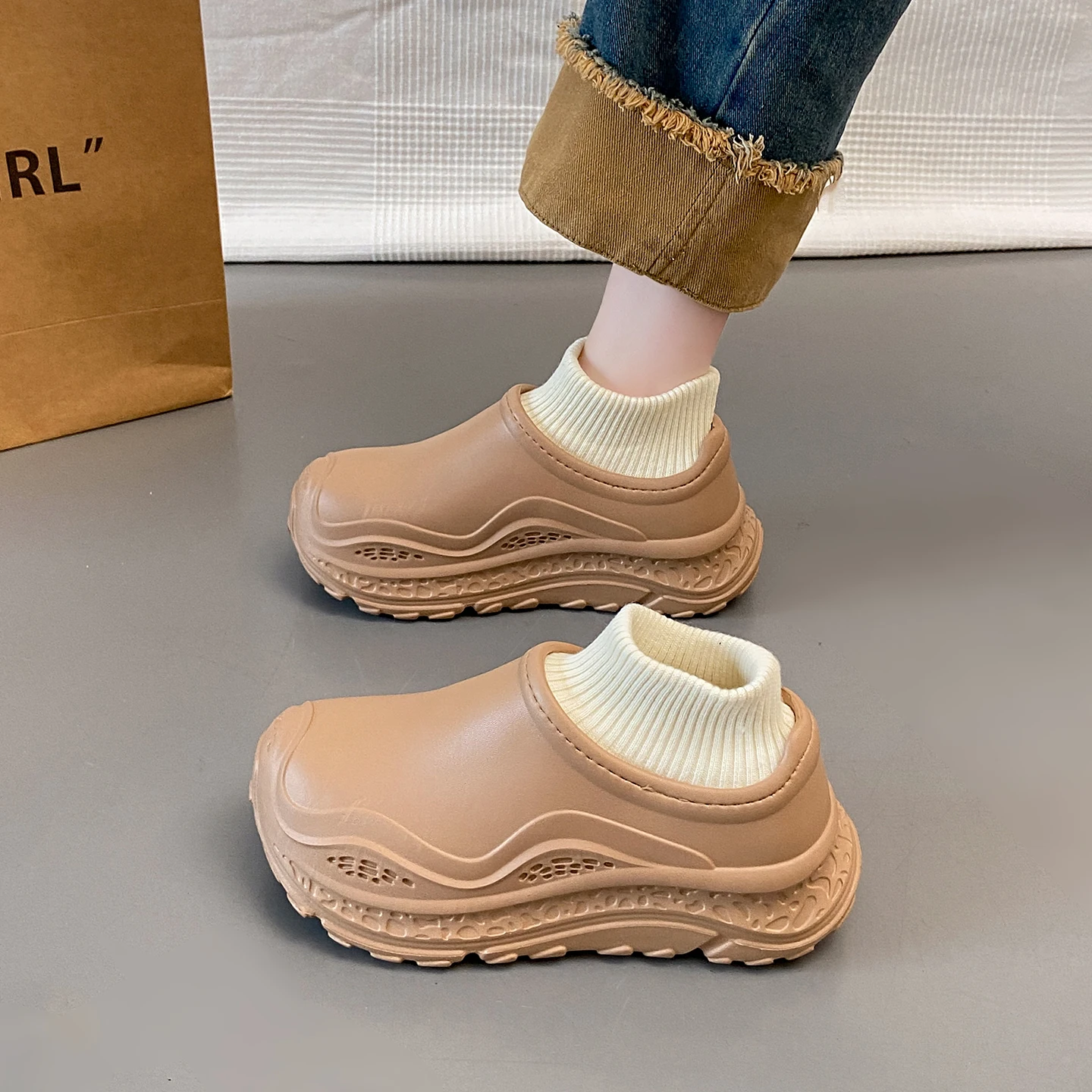 شباشب قطنية مبطنة ودافئة جديدة للشتاء، أحذية خارجية مقاومة للماء والثلج. أحذية قطنية مقاومة للانزلاق ومقاومة للاهتراء