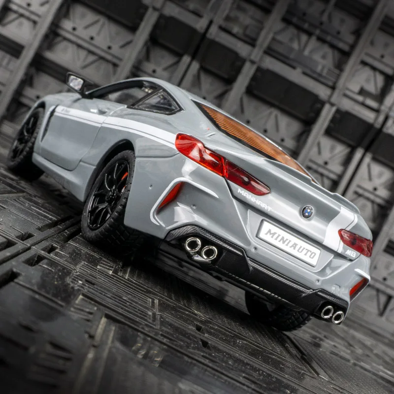 

1:24 модель спортивного автомобиля из сплава BMW M8 двери переднего капота и двери багажника может быть открыти детский игрушечный автомобиль