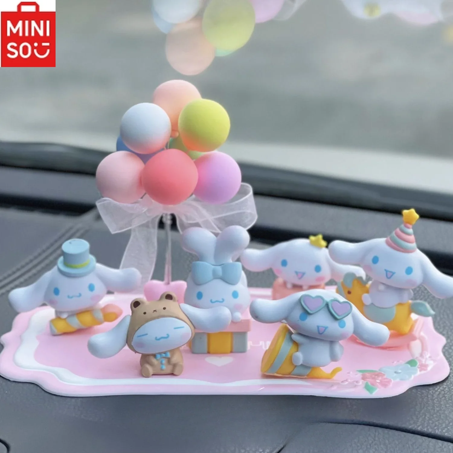 

MINISO Sanrio Cinnamon Dog Car Center Console Balloon Party Set Ornaments Kawaii Big Eared Dog Women's Car Interior Decorations