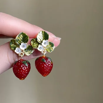 Delicate Rode Aardbei Bloem Oorbellen voor Vrouwen 3D Gesimuleerde Fruit Groene Bladeren Oorbellen Meisjes Sieraden Accessoires