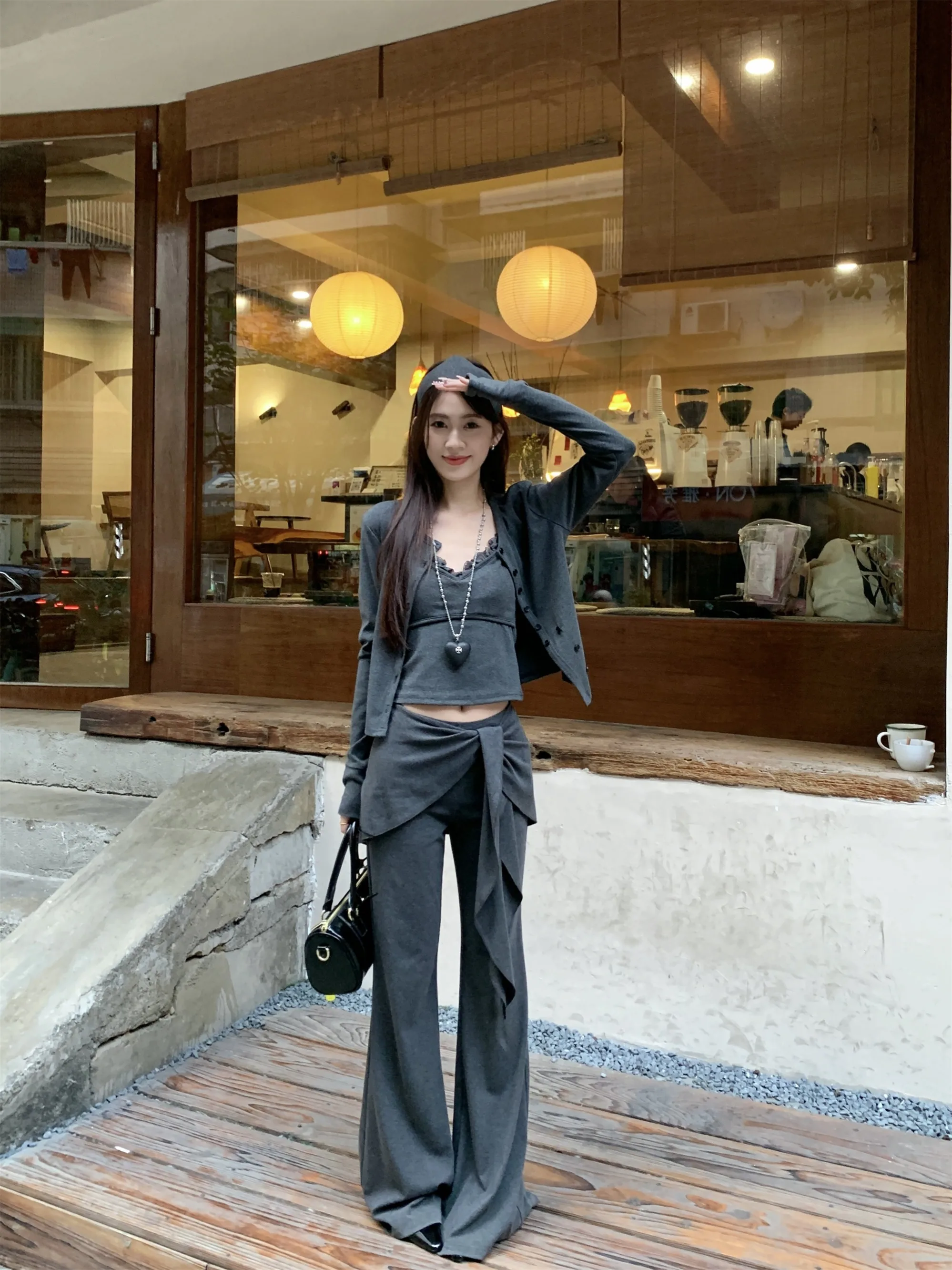 

Женский комплект ey в стиле ретро, новинка 2025, весенний длинный открытый кардиган све, внутренняя майка, расклешенные брюки, футболка, костюм Faion Ensemble