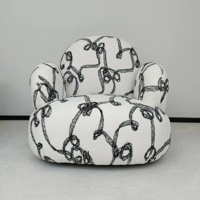 Cremefarbenes Stoffsofa, Wohnzimmer, Balkon, einfache Business-Freizeit