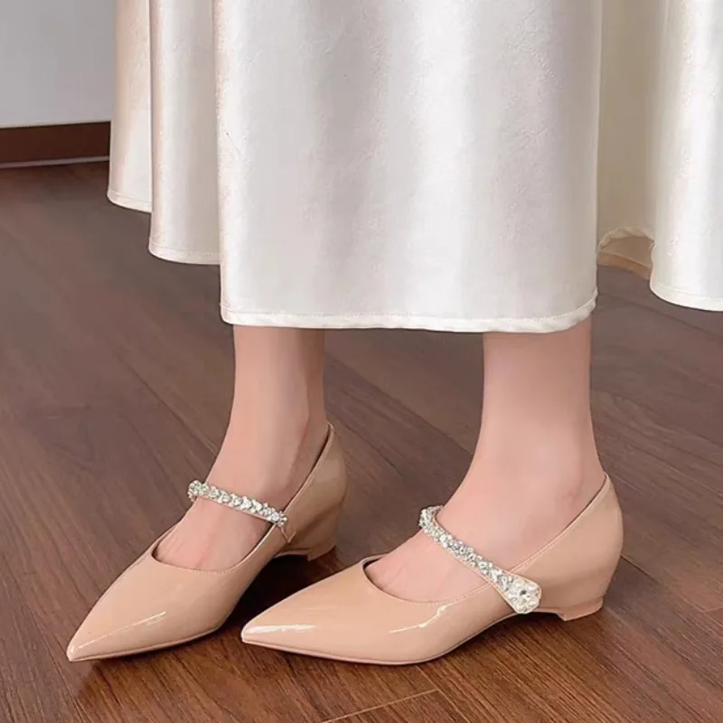 

Туфли на одинарной платформе внутри, осенние новые туфли с острым носком, неглубокие слипоны, ремешок со стразами, мягкая подошва, противоскользящие, износостойкие туфли на плоской подошве