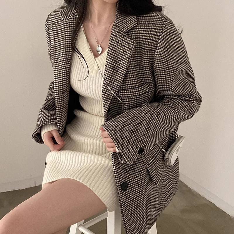 เสื้อโค้ททวีดสไตล์เรโทรชิคสำหรับฤดูใบไม้ร่วงและฤดูหนาว ทรงหลวม แขนยาว ปกสูท ลายสก็อตหลากสี  ใส่ได้หลากหลายโอกาส เสื้อคลุมสำหรับผู้หญิง