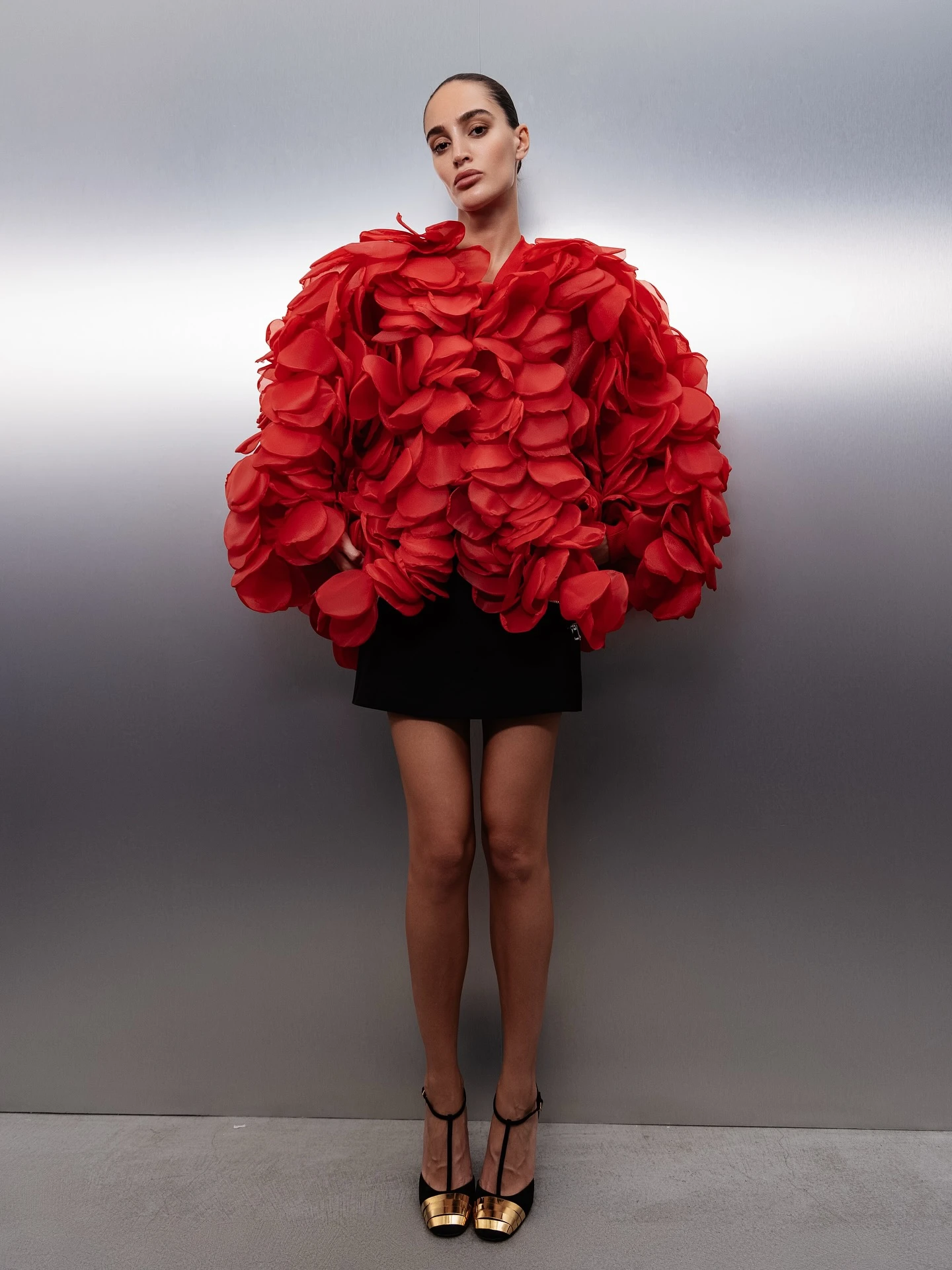 Abrigo de pétalos de tul rojo de gran tamaño para mujer, moda vanguardista, nueva bata de fiesta 2025, estilo callejero moderno, ropa de abrigo esculpida floral