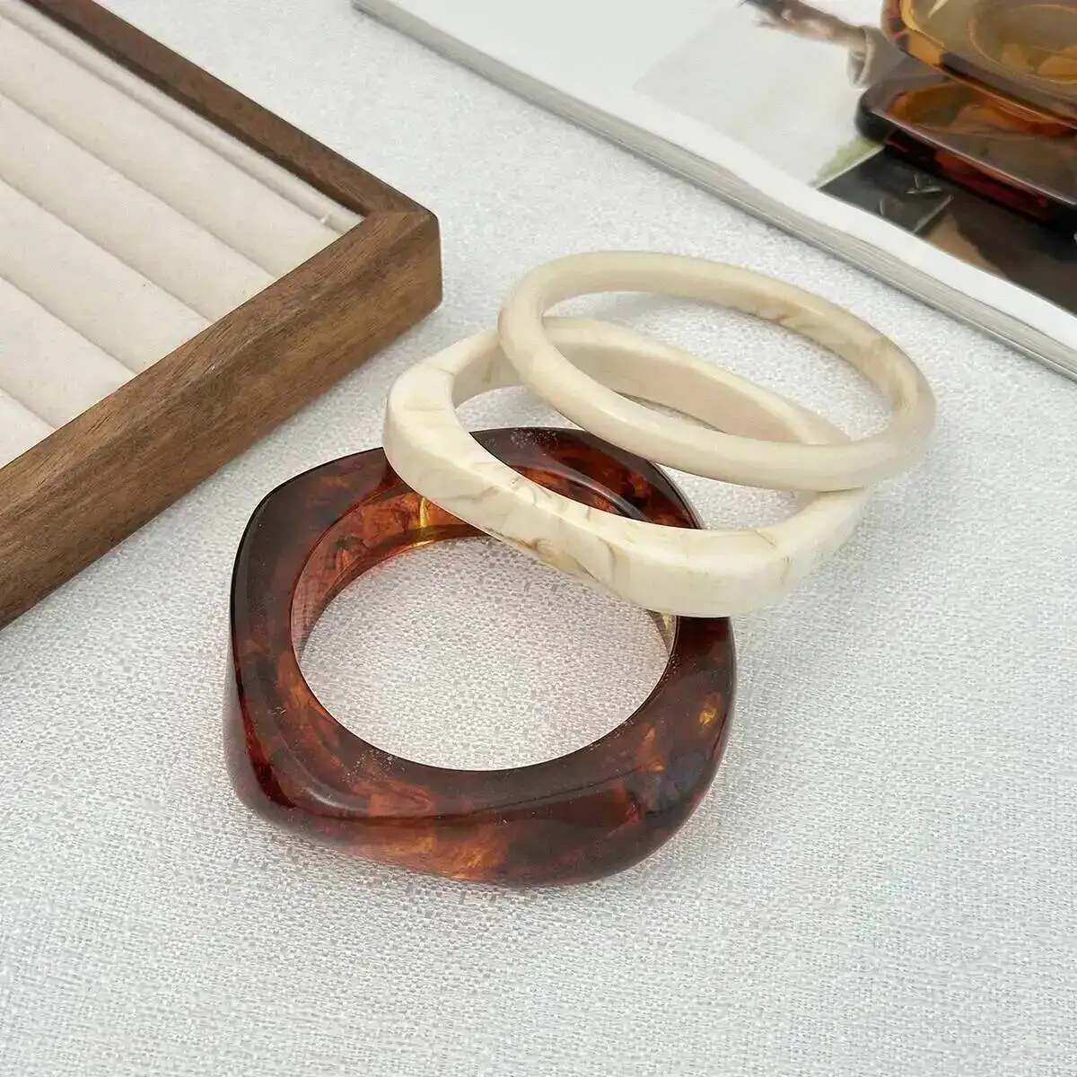 KunJoe 3 أنماط خمر الراتنج الاكريليك غير النظامية الإسورة سوار للنساء أنيقة متعدد الطبقات سحر واسعة الإسورة سيدة مجوهرات هدية