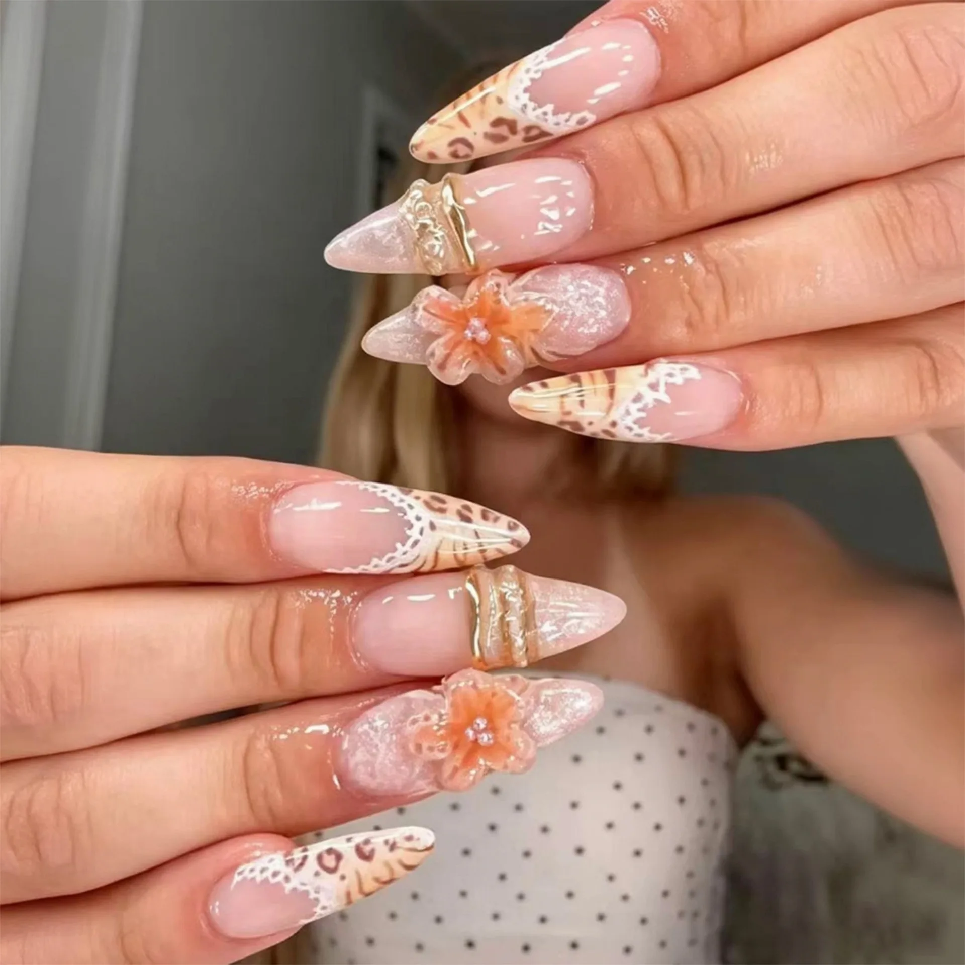 24Pcs 3D Flower Gilded Design Full Cover False Nails Leopard Print Lace French Press on Fake Nails Almond Detachable Finger Nail