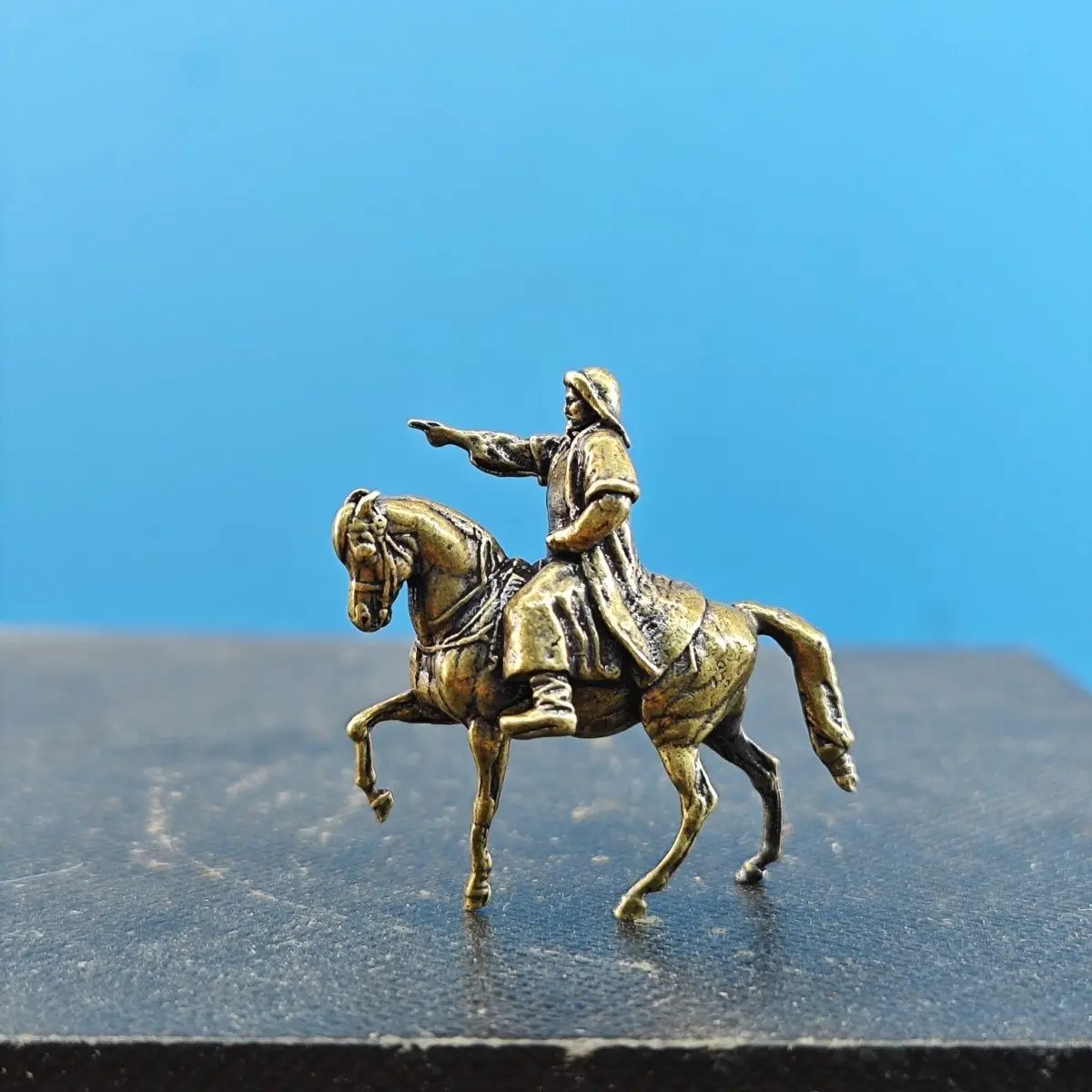 Bronze Ancient-style Landscape Figurine of Genghis Khan, The Great Hero of The Generation, Featuring A Rockery Fish Tank and Car