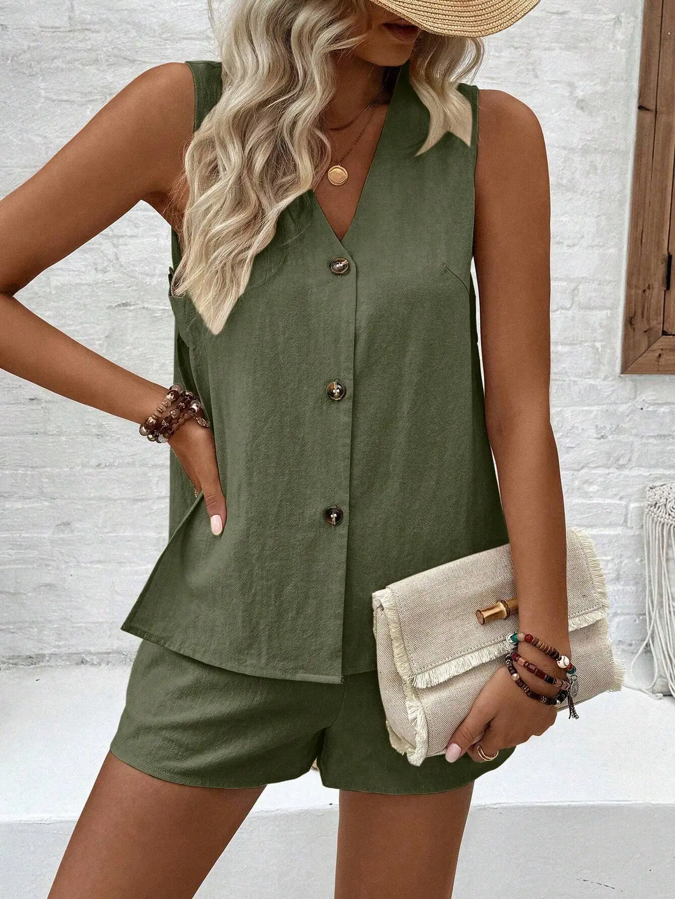 

Женский комплект из блузки с V-образным вырезом без рукавов на пуговицах и повседневных шорт (2 предмета)