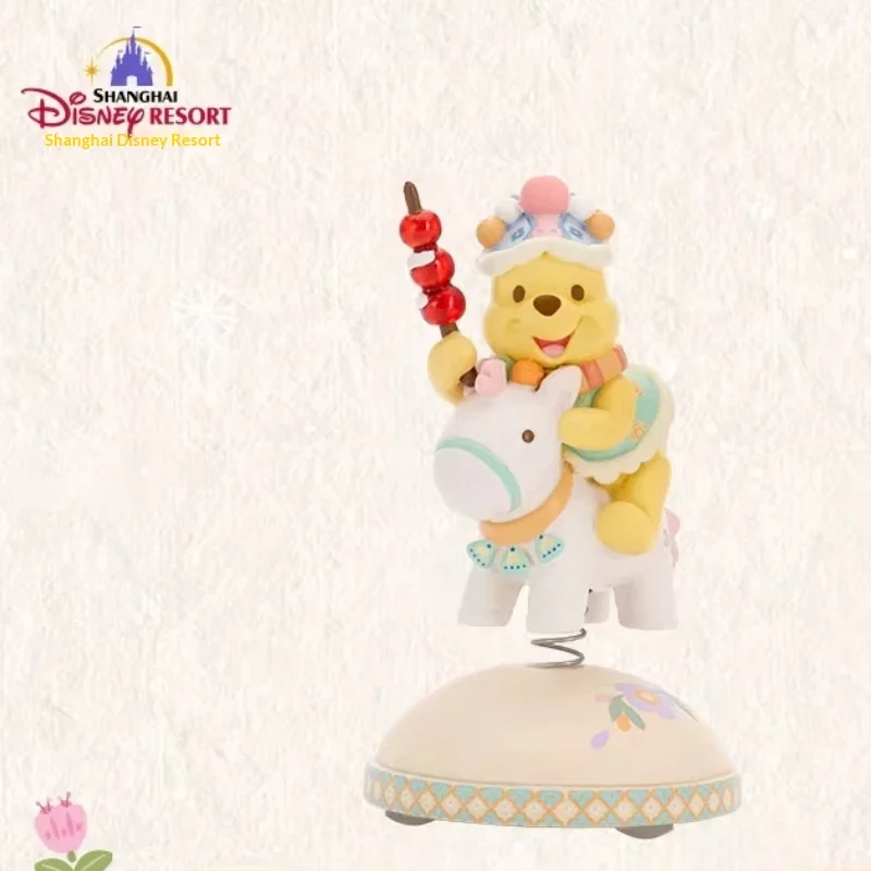 

Шанхайский Диснейленд 2026: Серия «Винни-Пух и друзья» к Китайскому Новому году – Пружинная качающаяся фигурка, новогодний подарок