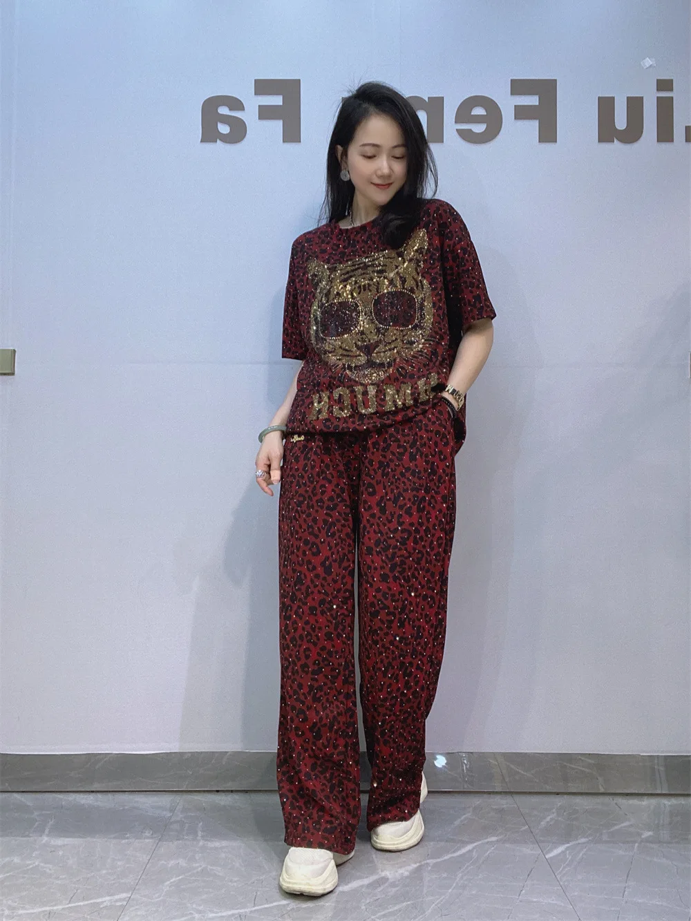 

Women Street Vintage Leopard Two-piece Set Full Diamonds Hot Drilling Short Sleeve T-shirt Top + Casual Straight Pants Suits