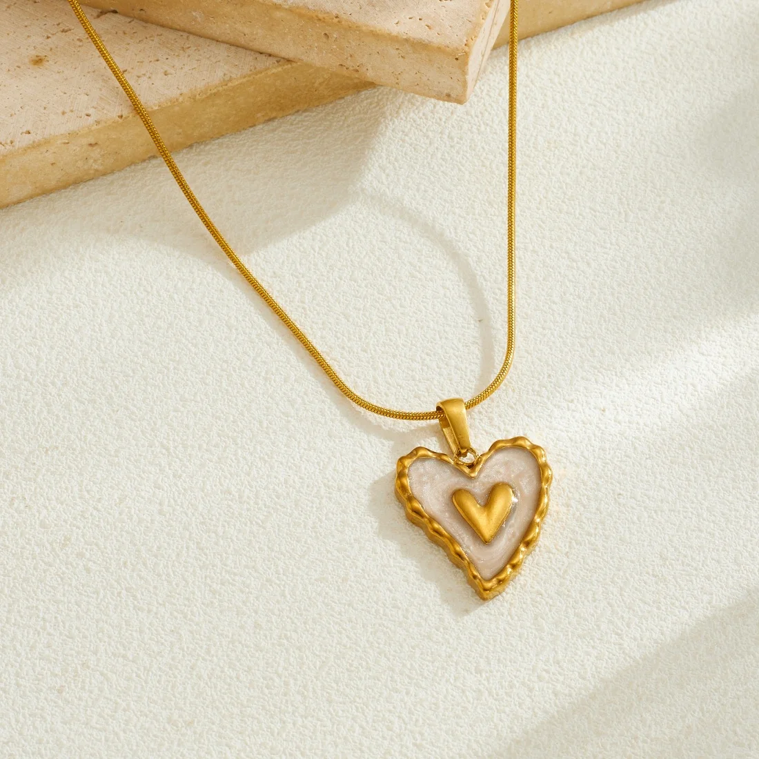 Edelstahl-Emaille-Halskette mit goldenem Persönlichkeits-Pfirsichherz-Anhänger für Damen, klassischer Trend-Halsschmuck.