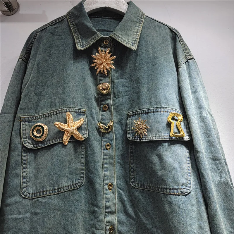 2026 Neues, mit Metallschnalle verziertes, modisches, stilvolles Design, Umlegekragen, lockeres, mittellanges Jeanshemd für Damen, Frühlingsoberteile