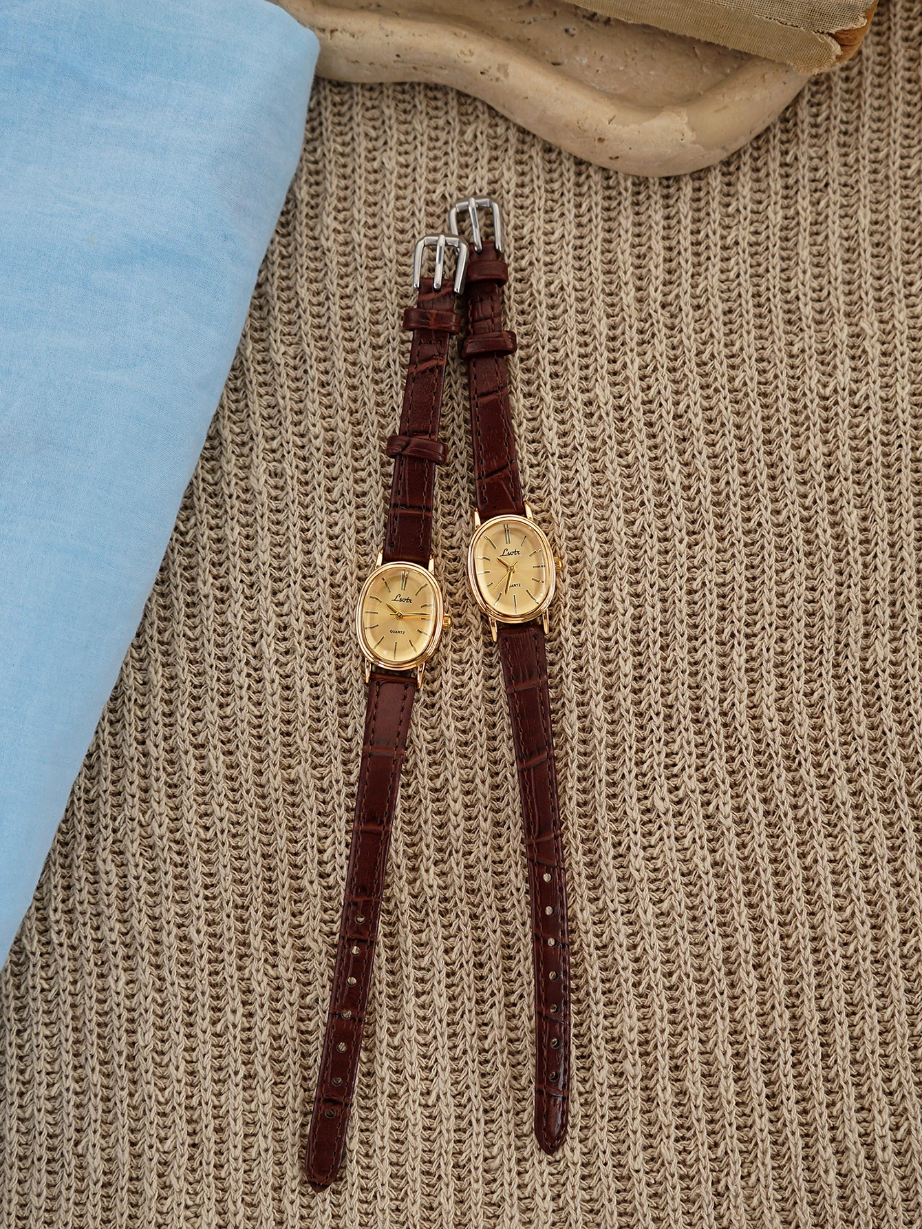 1 new gold ladies quartz watch, retro luxury style, oval case and Leather strap elegant and versatile women's watch.