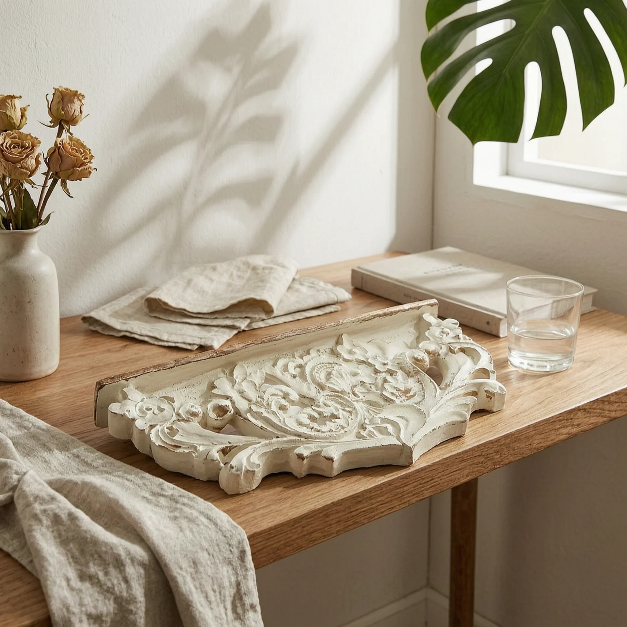 Etagere-murale-avec-decor-sculpte-vieilli-style-shabby-chic-pour-salon-entree