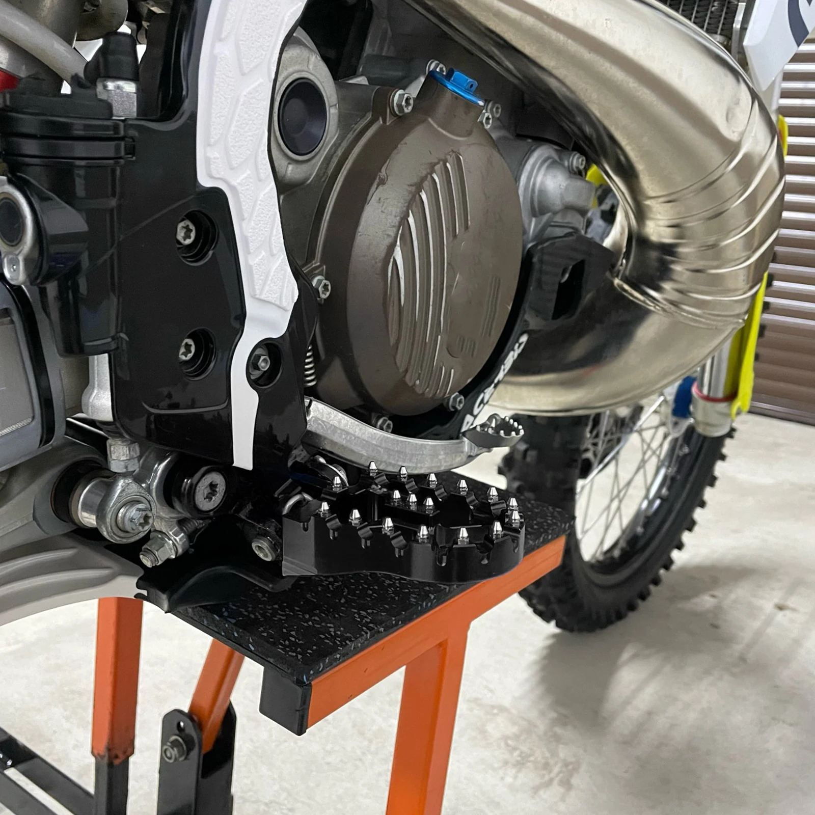 NICECNC Fußrasten 57mm für KTM EXC 300 EXCF 350 2017-2023 und Husqvarna TE 300 250 FE 350 FE 450 FE 501 – Detail 16