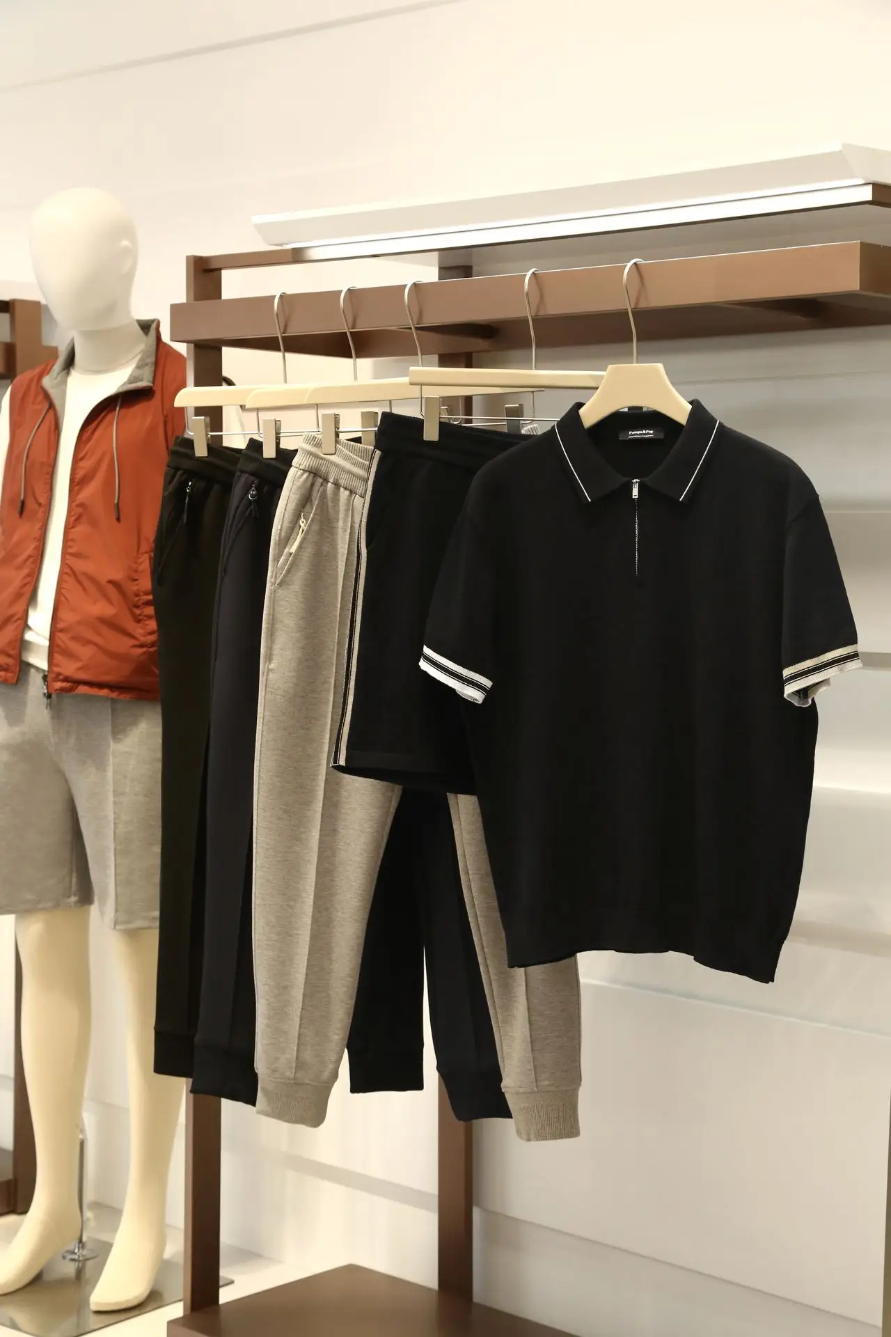 

Luxury Golf irt And Five-Quarter Pants Set for Men Imported High-Quali Cotton Knitted Casual Sportswear Set