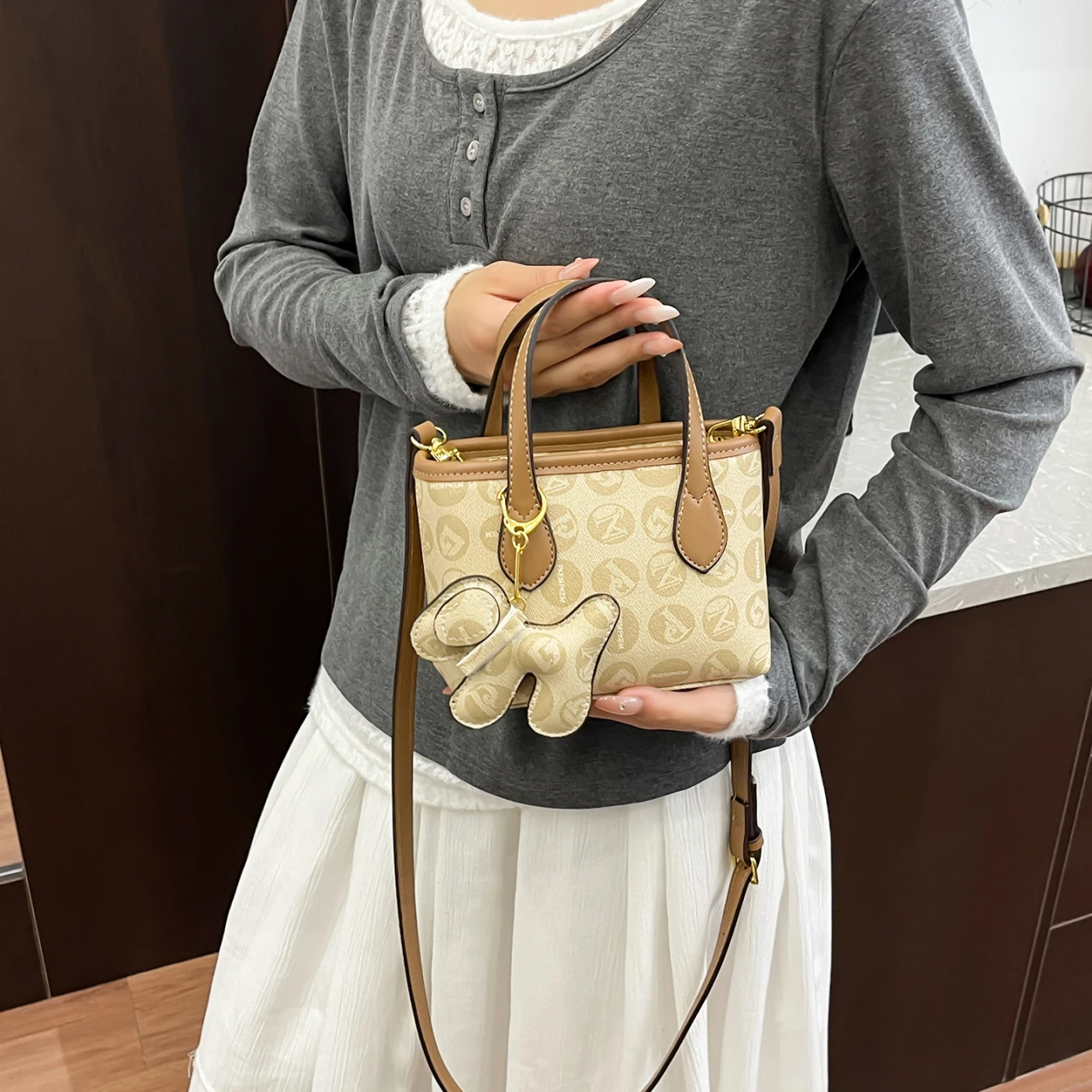

Classic Leather High-End Backpack Bag with Minimalist Design for Business and Leisure Solid Color Unisex
