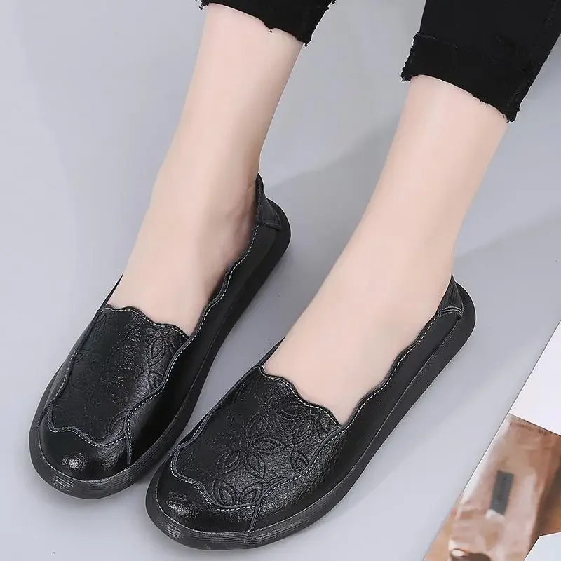 Mom Shoes Spring and Autumn Leather Tendon Soft Bottom Comfortable Women's Shoes Summer Middle-Aged Moccasins Flat