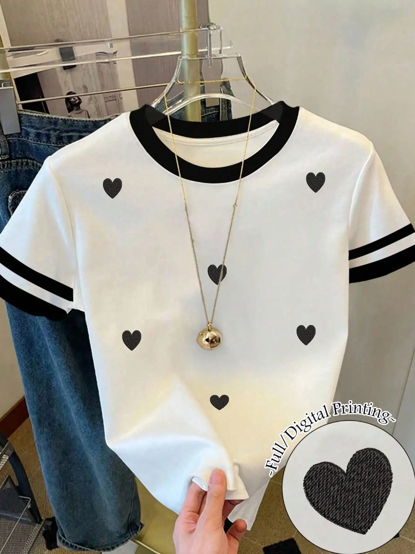 

Женская белая футболка с принтом в виде сердца и черной контрастной отделкой, повседневный свободный крой, круглый вырез, короткий рукав