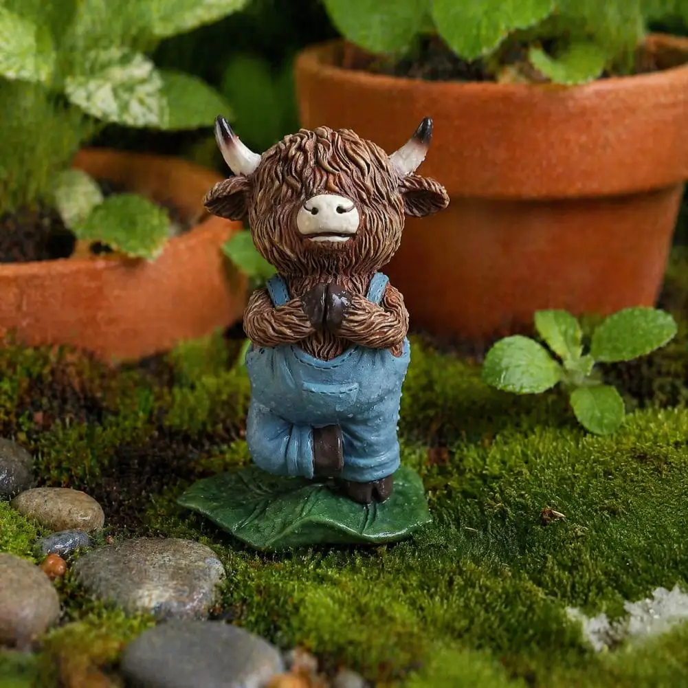 Crafted Resin Collectibles Highland Cow Statues Yoga Highland Cow Resin Figurine Farmhouse Overalls Statue for Gardeners