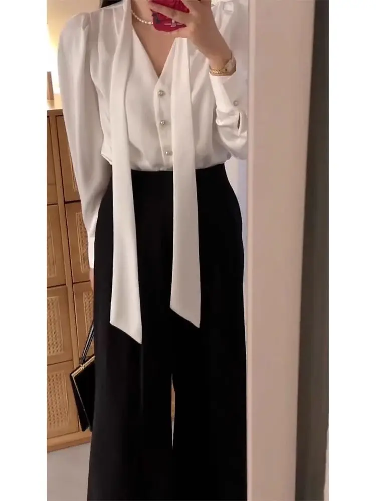بلوزة نسائية أنيقة بياقة على شكل V وأكمام طويلة، تصميم عصري لفصلي الربيع والخريف مع خصر مطوي يُبرز الرشاقة، قميص فضفاض أنيق ل...