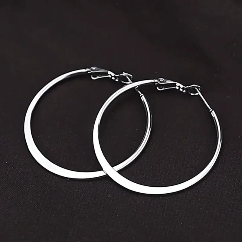 Ohrringe im Reifenstil für Damen und Herren, 30/40/50 mm, farbiger Kreis, 2 mm, aus 316L-Edelstahl, IP-beschichtet, verblasst nicht, allergiefrei. – Detail 2