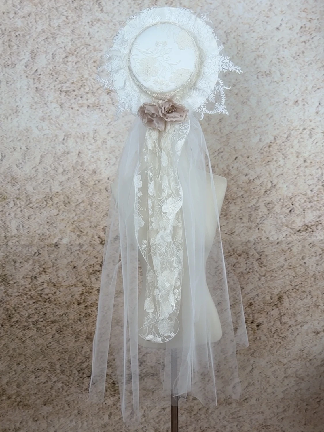 original-handmade-lace-bridal-hat-vintage-style-photography-studio-wedding-dress-photography-travel-shooting-sample-portrait