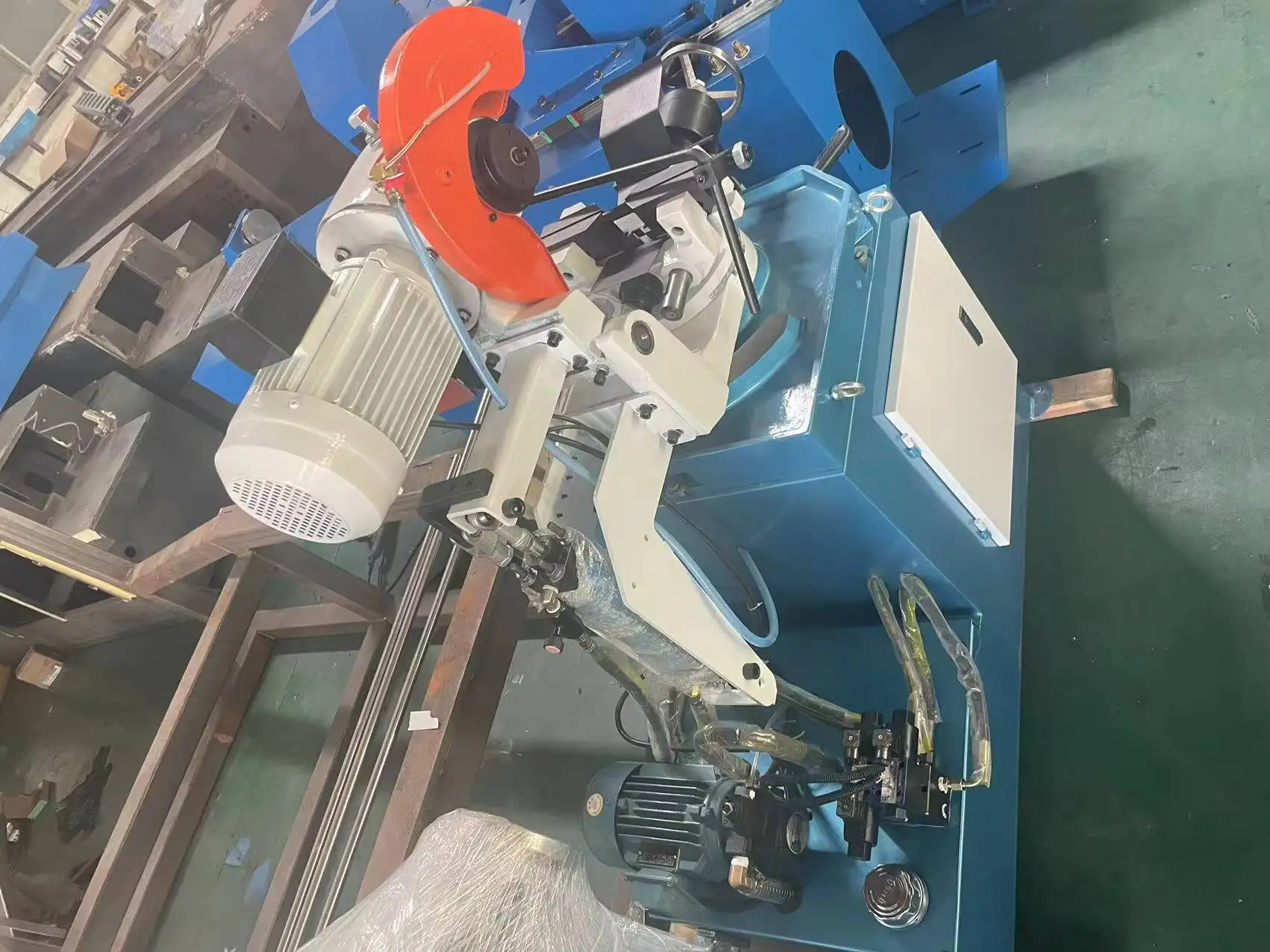 เครื่องตัดท่อโลหะแบบกึ่งอัตโนมัติ Mc-315B พร้อมระบบไฮดรอลิกสำหรับยึดและป้อนวัสดุ