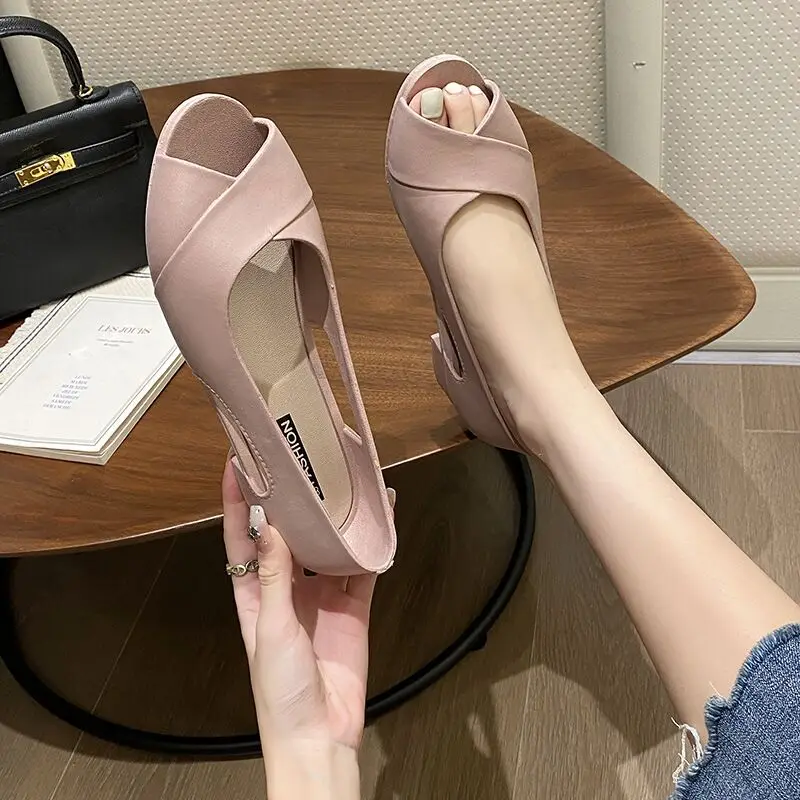 

2026 New Arrival Women's Summer Hollow Out Fish Mouth Sandals Soft Sole Non Slip Slip-On Square Heel Fashionable Mom's Sandals