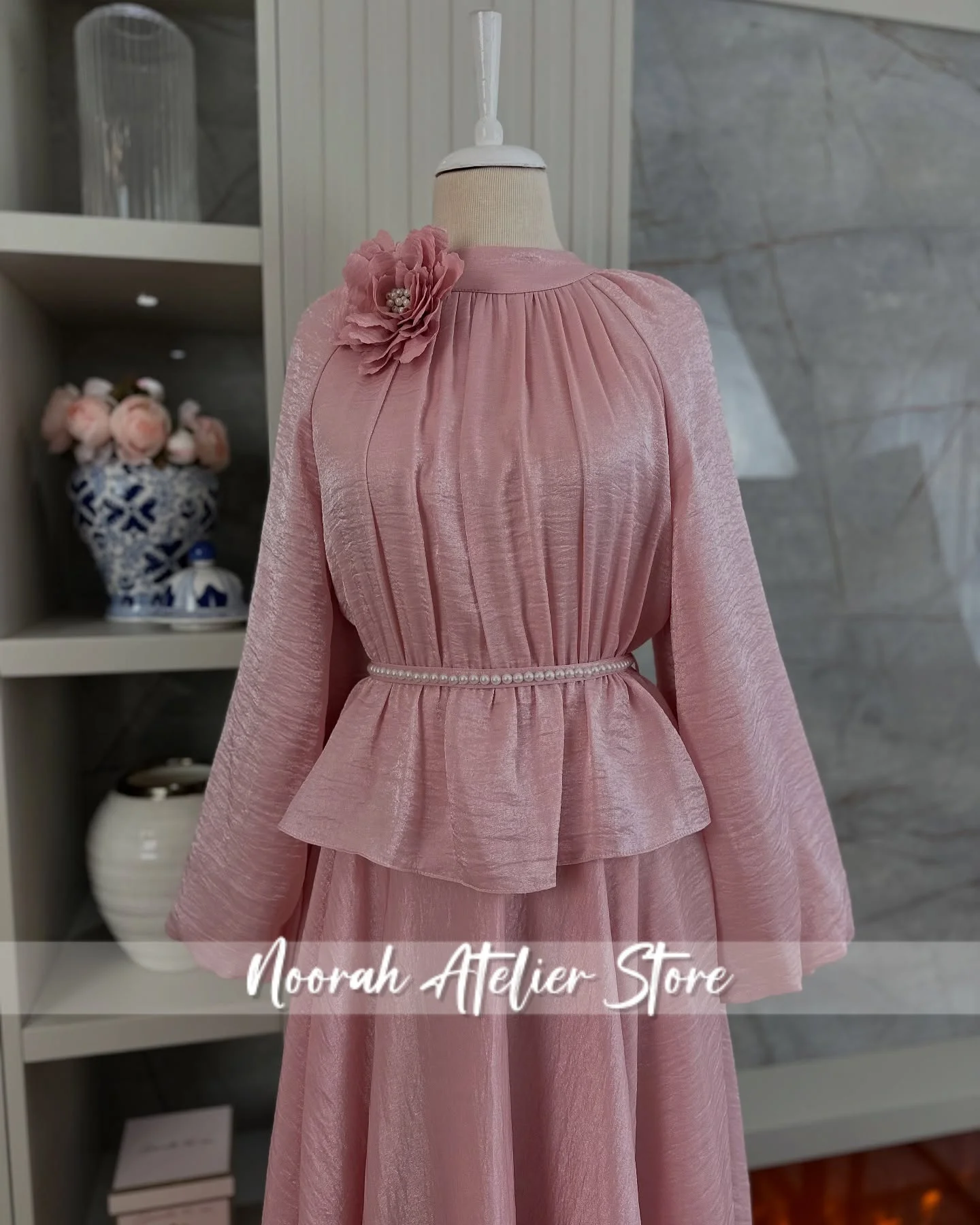 우아한 무슬림 O 네이비 플라워 진주 롱 슬리브 럭셔리 여성 이브닝 드레스 2025 페플럼 웨딩 가운 사우디 베스티도스 맞춤 제작