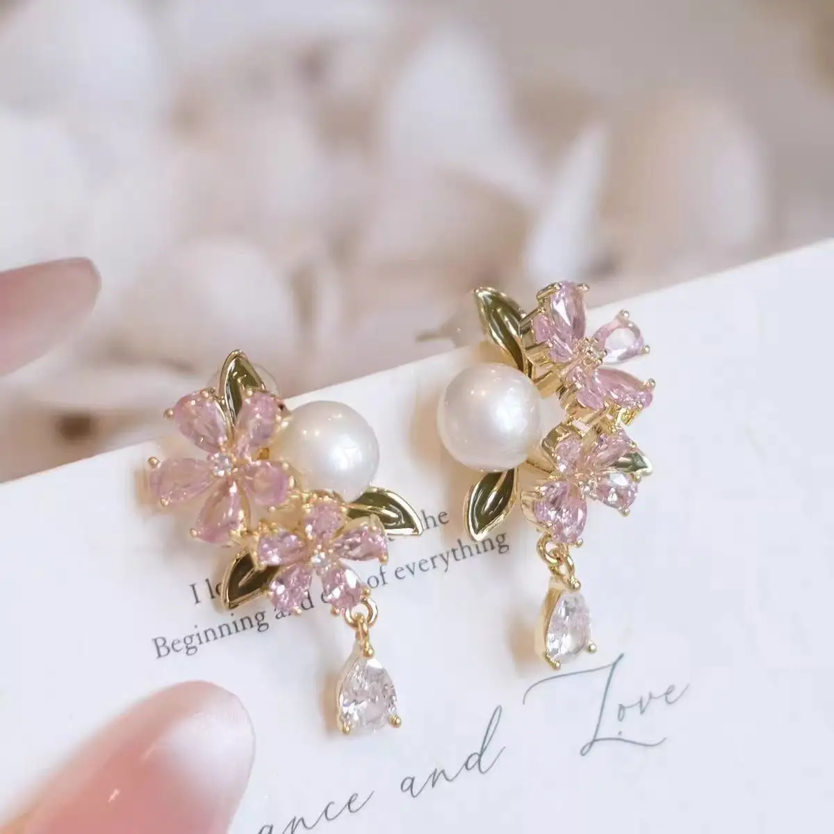 New sweet pink crystal flower stud earrings, fashionable and light-hearted, with delicate pearl earrings in a forest theme.
