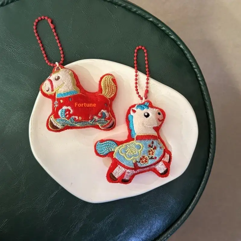Anno del cavallo Capodanno Ornamento festivo per bambola Stile cinese Pony Zodiaco Ornamento Portachiavi con ciondolo per zainetto