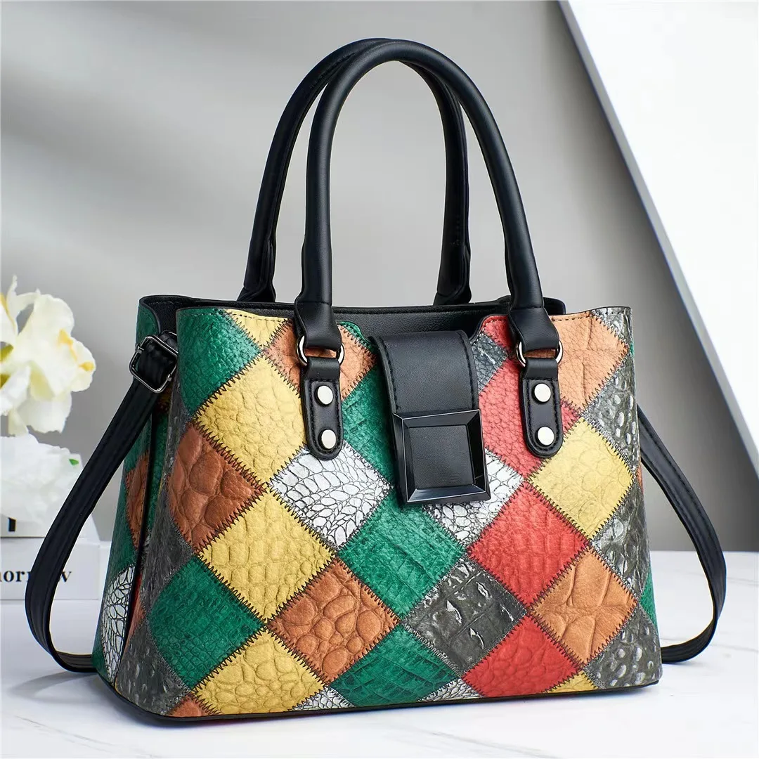 Fashionable Shoulder Bag for Women with Large Capacity and Professional Appearance for Business Gatherings